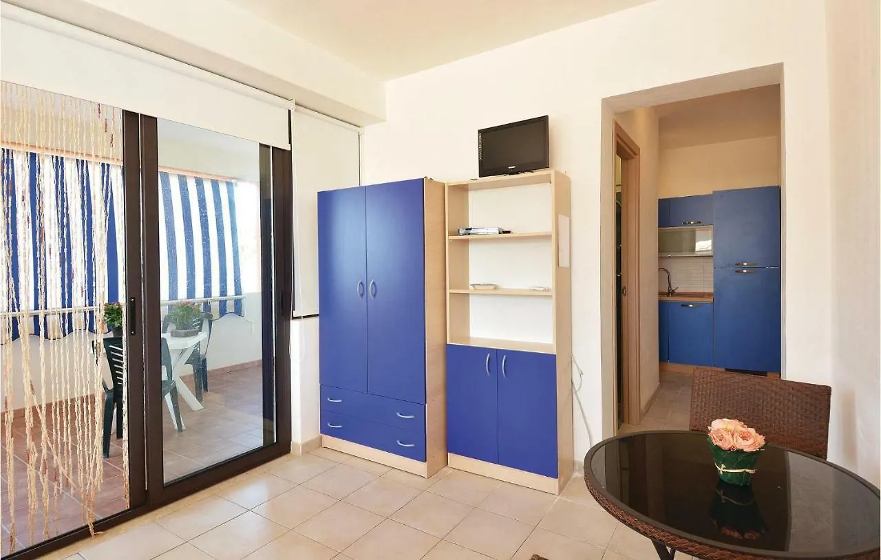 Apartment Apt, 4